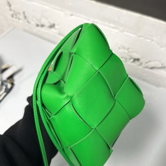 Bottega Veneta Women's Cassette Leather Bucket Bag in Green BRAND NEW Authentic - Picture 4 of 6